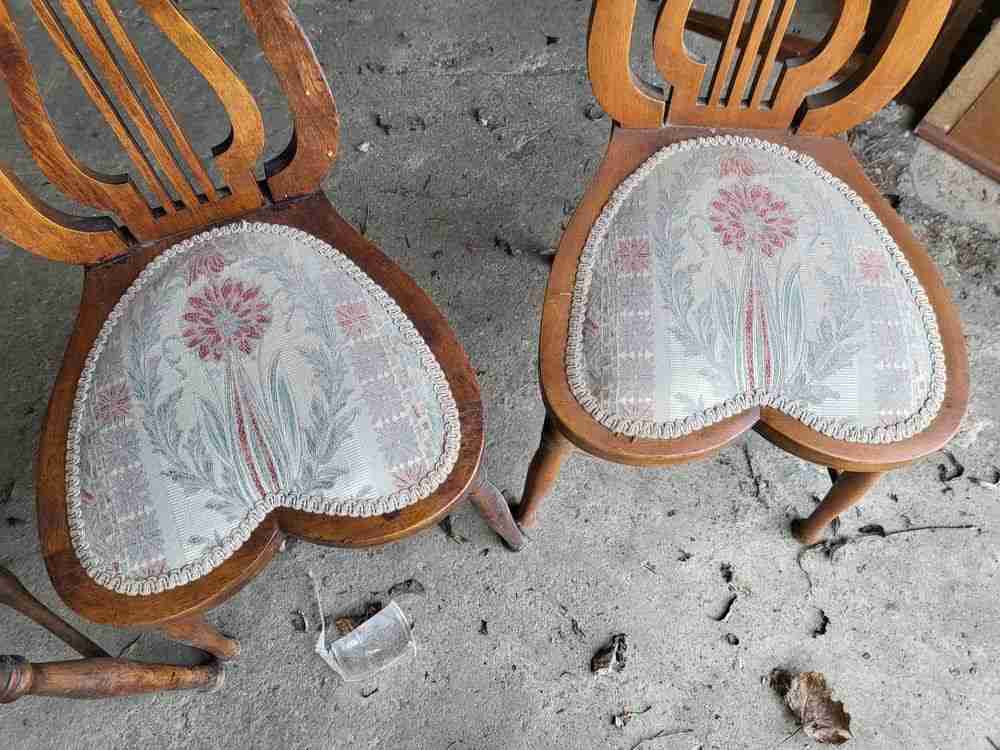 Six antique Lyre back dining chairs heart shaped seats turned legs