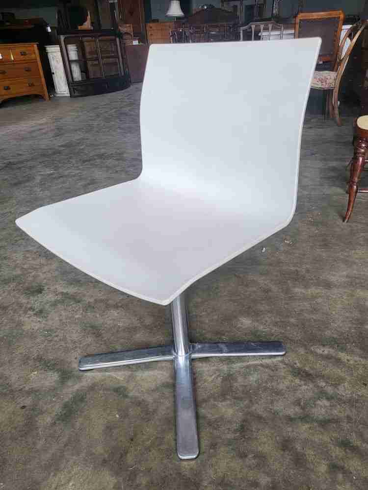 White 70's style office swivel chair chrome star base