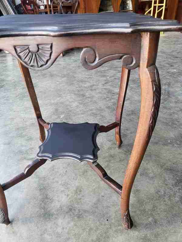 Vintage 20thC 2 tier square side end lamp table cabriole legs