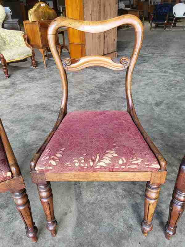 Four mixed Victorian mahogany bar back dining chairs carved legs drop in seats