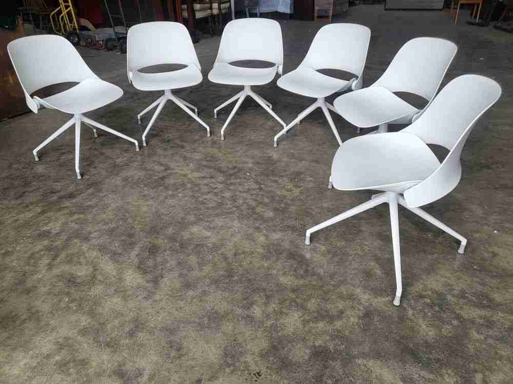 Six Humanscale Trea white 4 metal legs office dining chairs