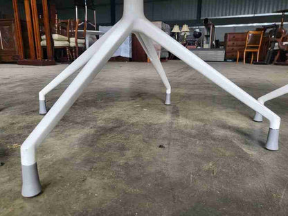 Six Humanscale Trea white 4 metal legs office dining chairs