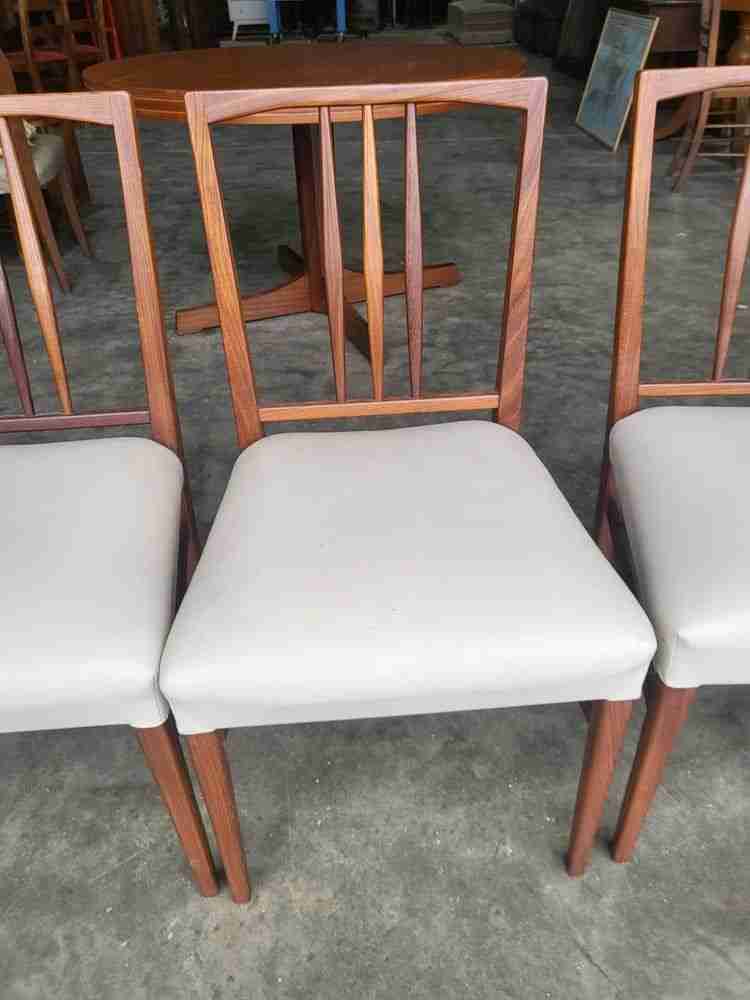 Vintage 20thC round teak pedestal dining table + 4 dining Chairs
