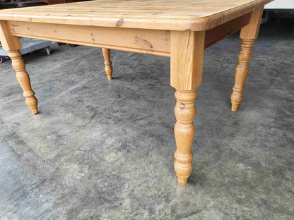 Pine kitchen dining table turned legs seat 6
