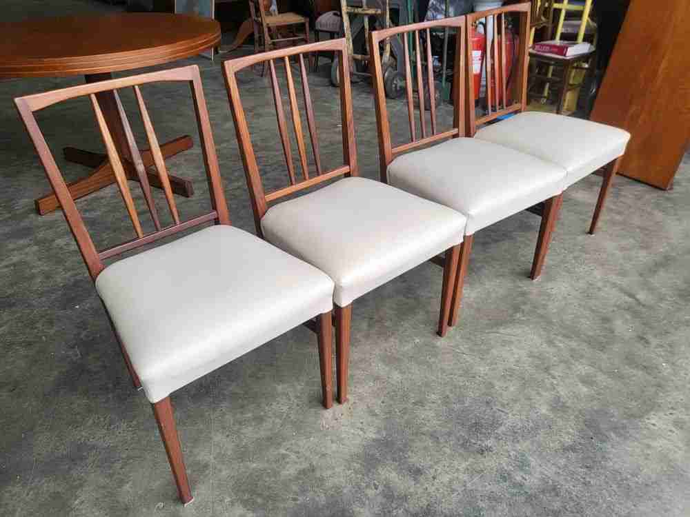 Vintage 20thC round teak pedestal dining table + 4 dining Chairs