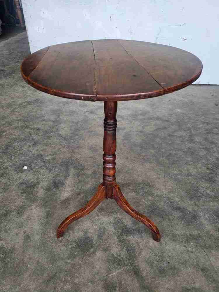 Antique Georgian round tripod pod side end lamp table