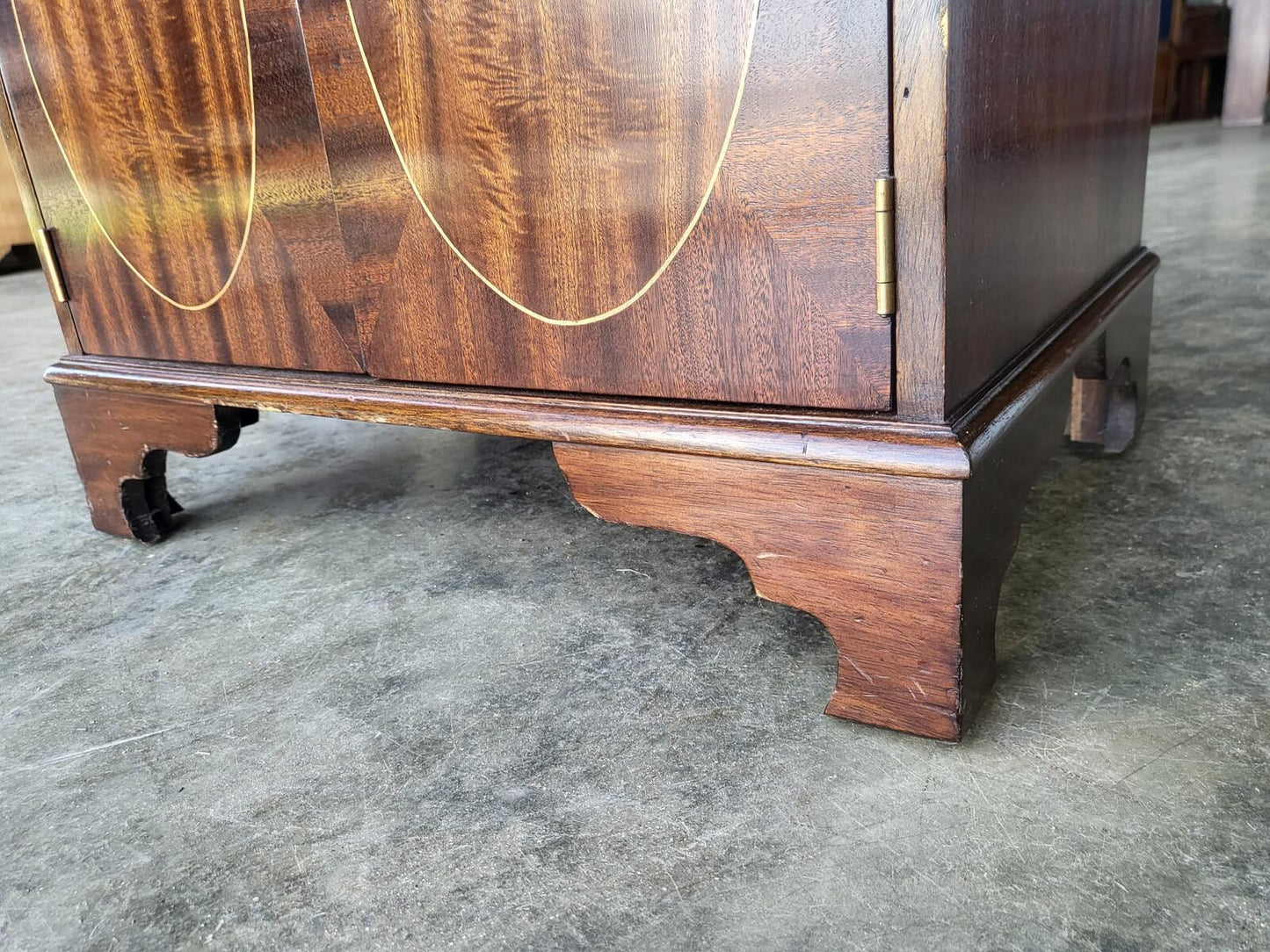 Antique repro mahogany 2 tier side end cabinet lamp table