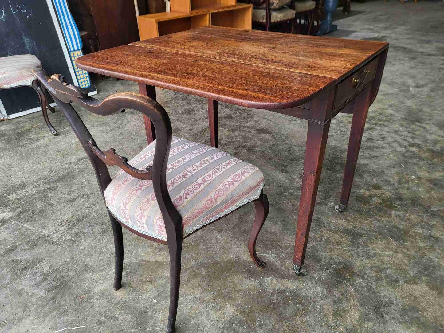 Antique Victorian Pembroke drop leaf dining occasional table drawer