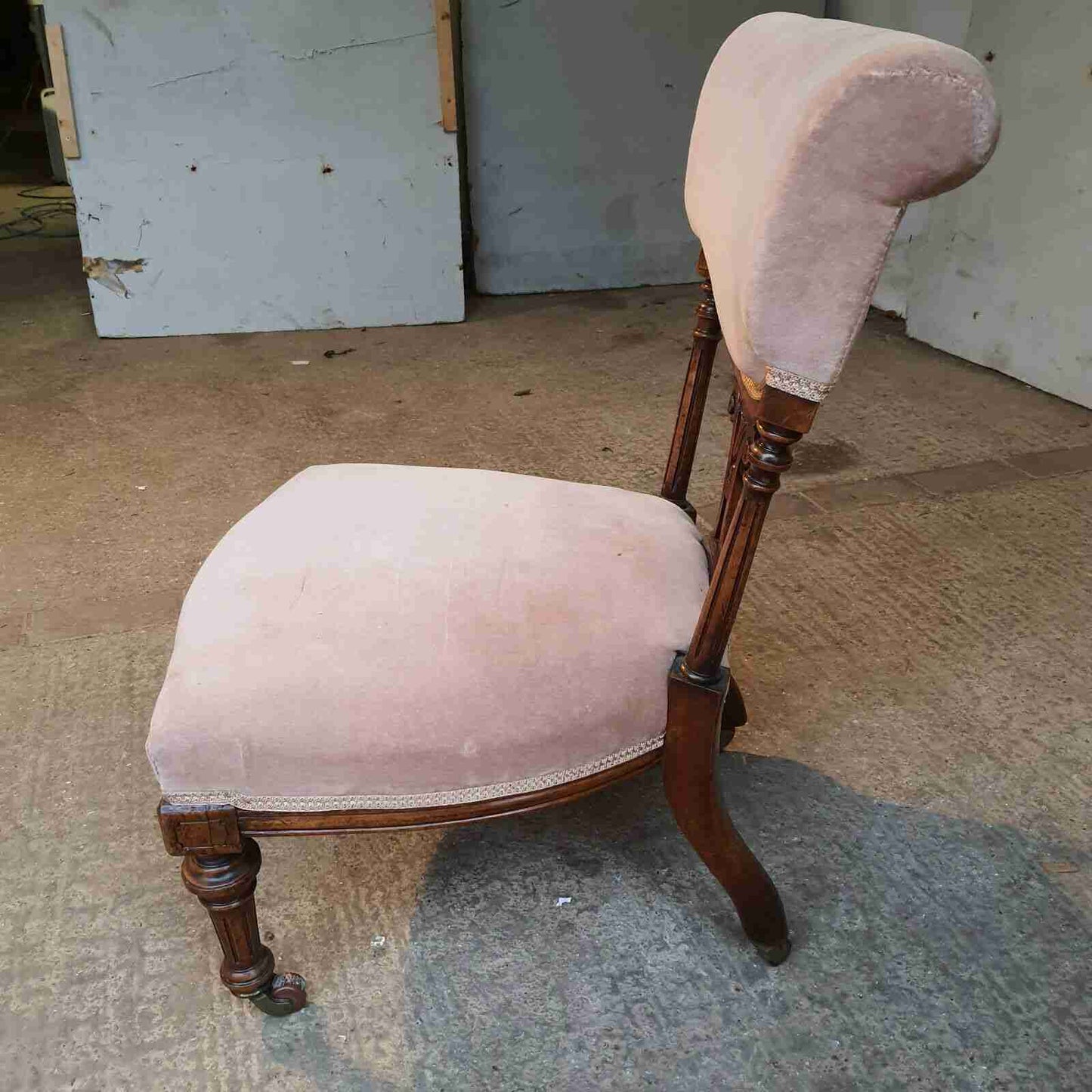 antique victorian low serpentine open bedroom chair turned legs castors sprung