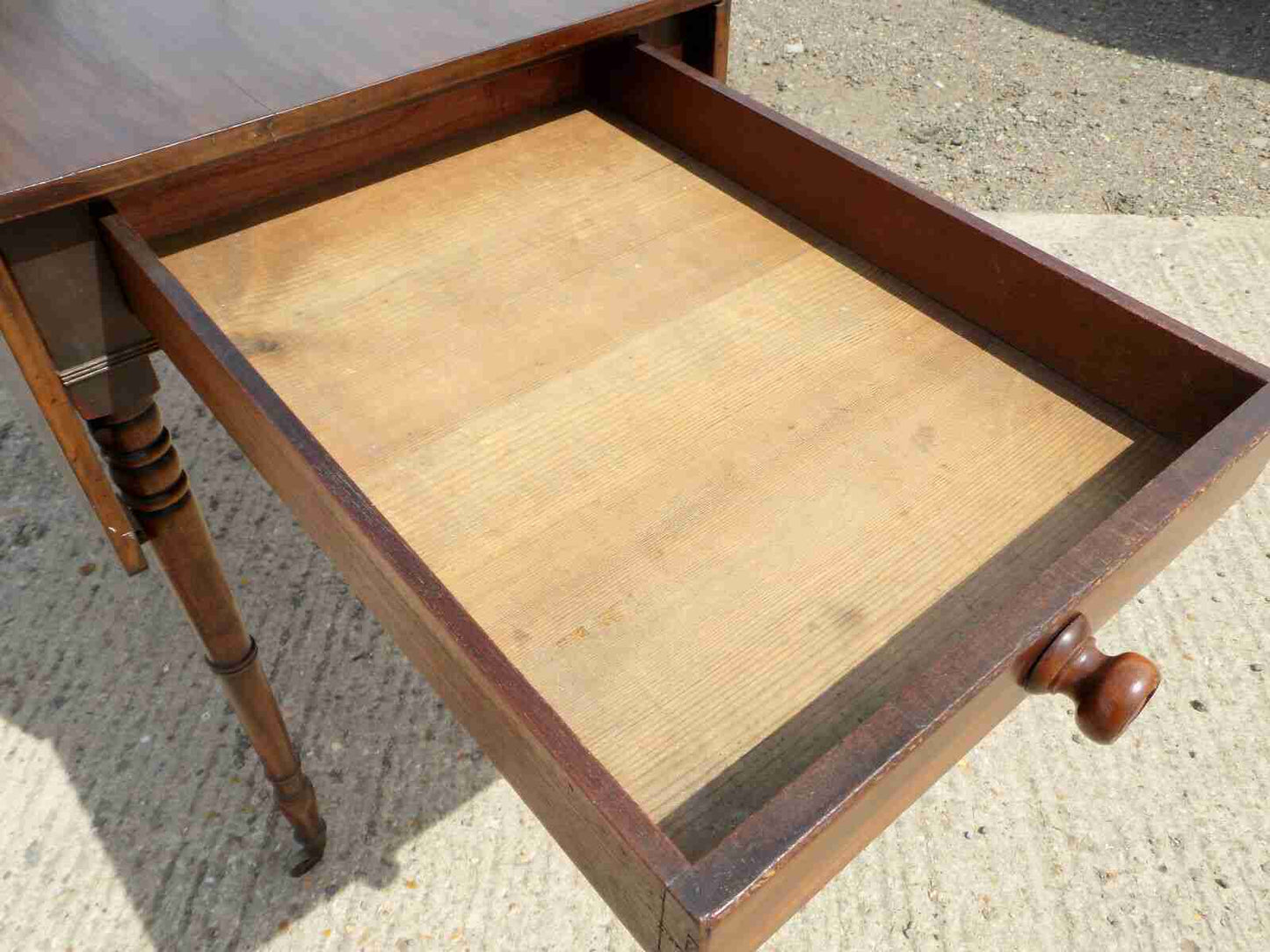 Antique Victorian mahogany extending Pembroke table with drop sides