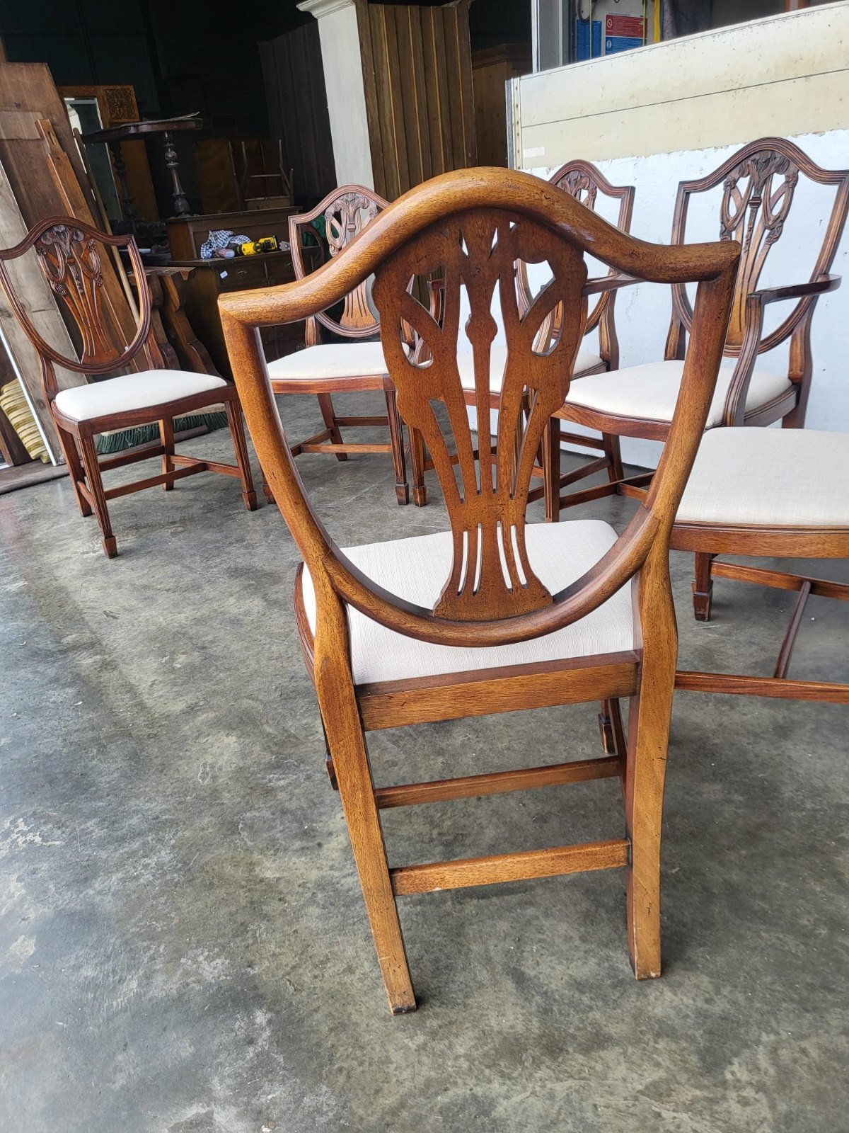 Antique repro six shield back dining chairs 2x carvers cream