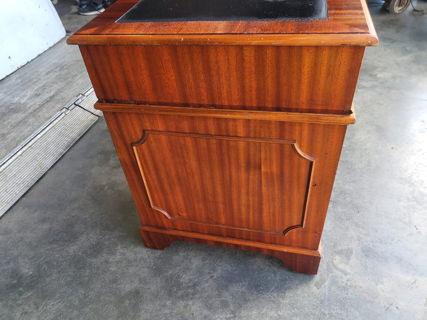 Antique repro small twin pedestal desk drawers cupboard leather top