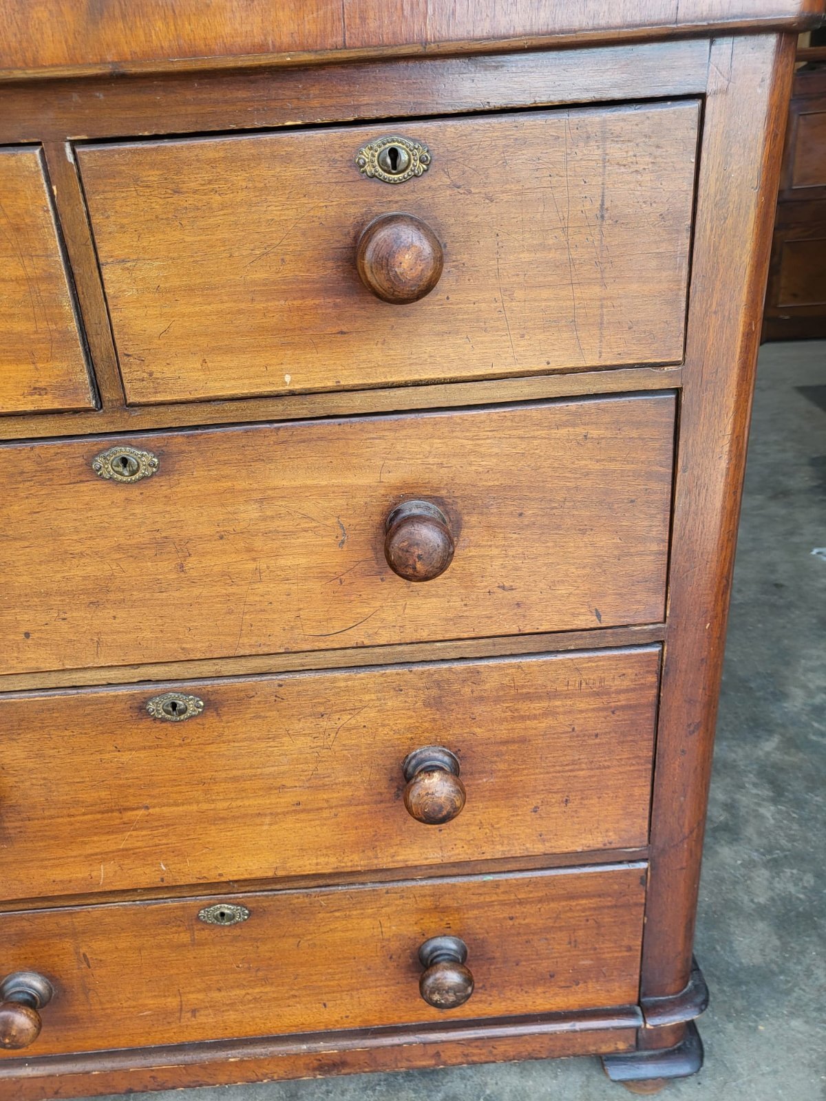Antique Victorian 2 over 3 chest of drawers knob handles