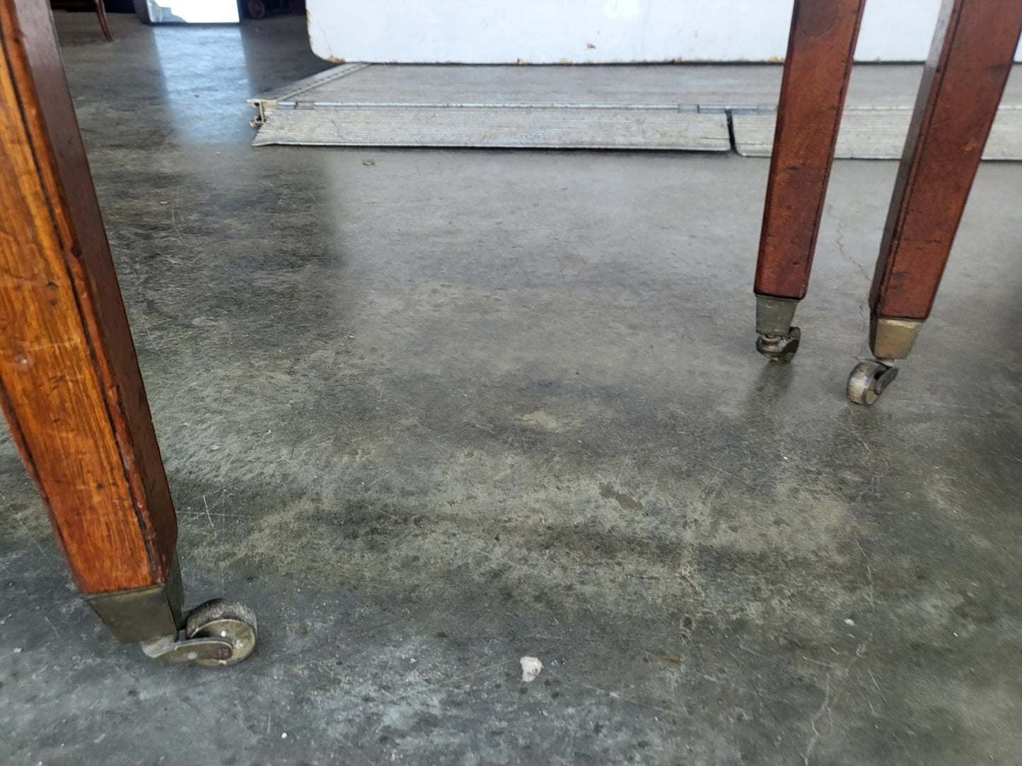 Antique Georgian mahogany round dining table 2xD end tables seat 6