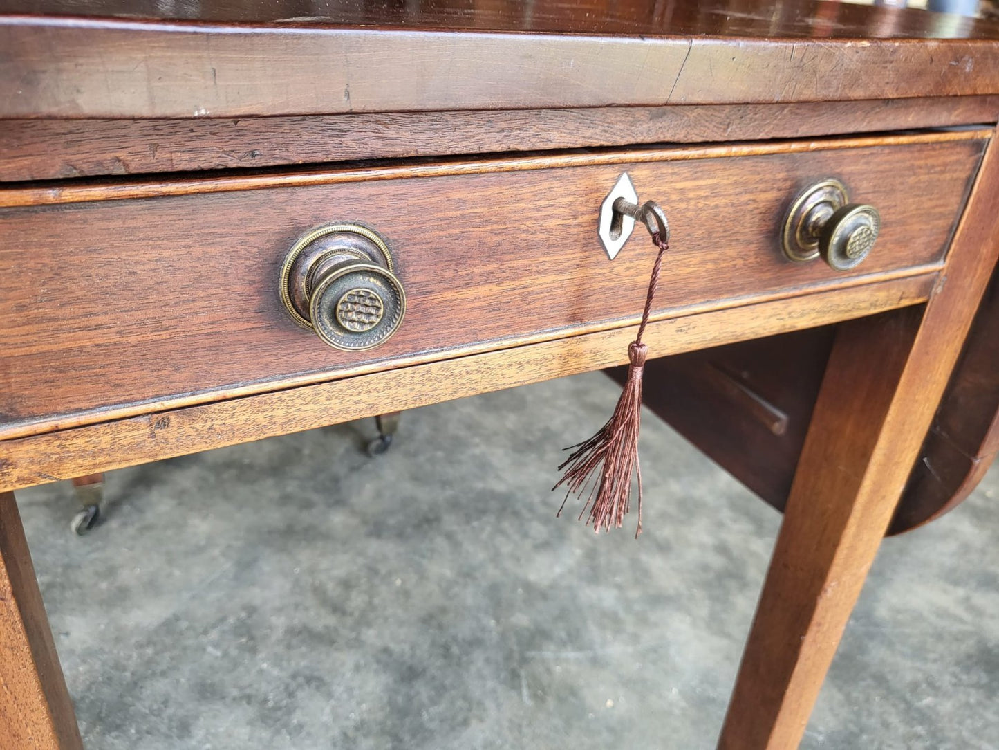 Antique Victorian drop leaf Pembroke dining occasional table drawer