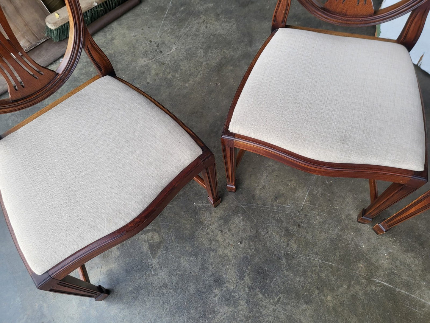 Antique repro six shield back dining chairs 2x carvers cream