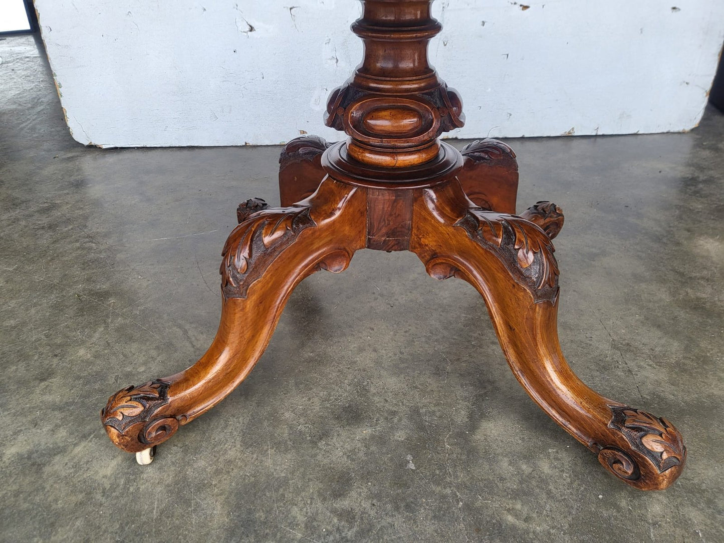 Antique Victorian oval tilt top walnut pedestal dining table seat to 6