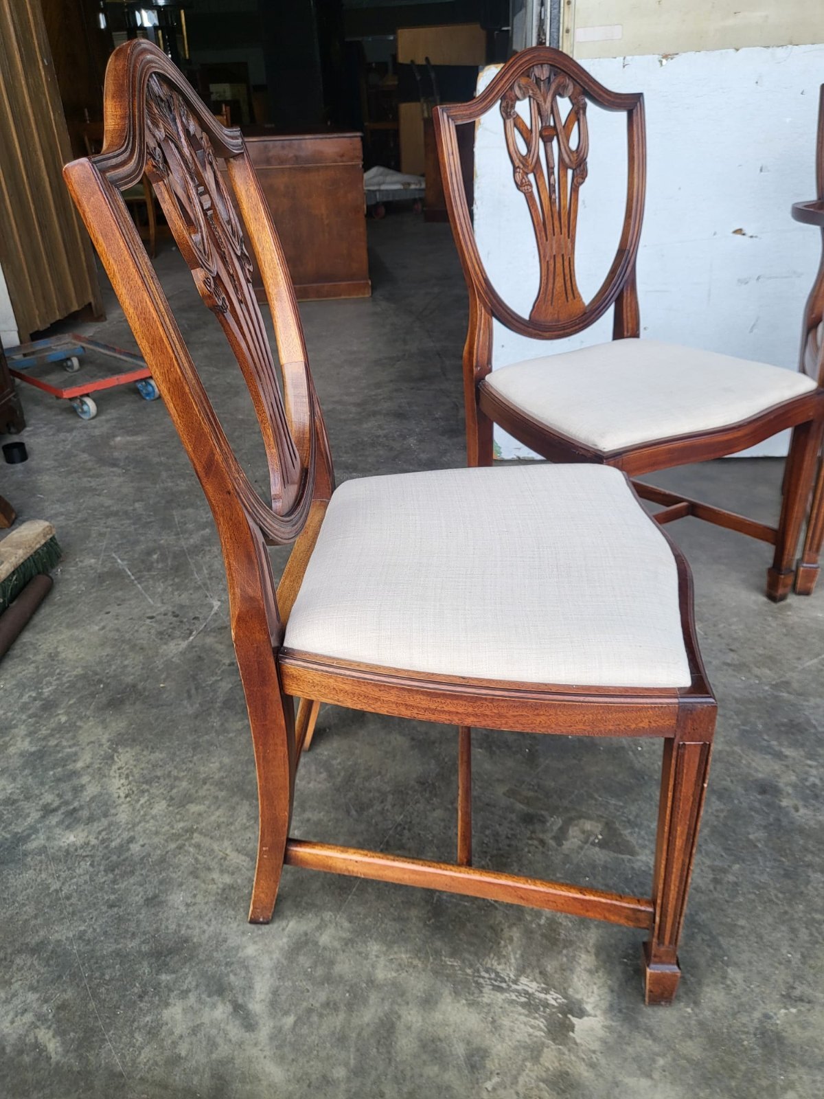 Antique repro six shield back dining chairs 2x carvers cream