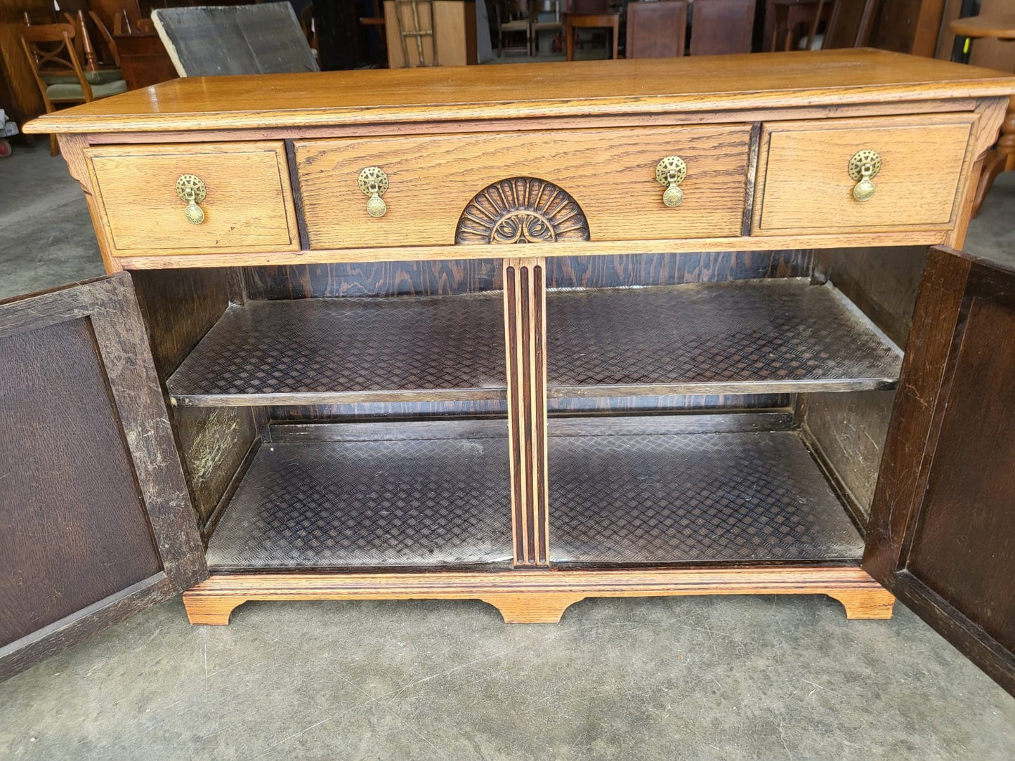 Antique Deco 1930 oak 3 drawer 2 door sideboard cupboard