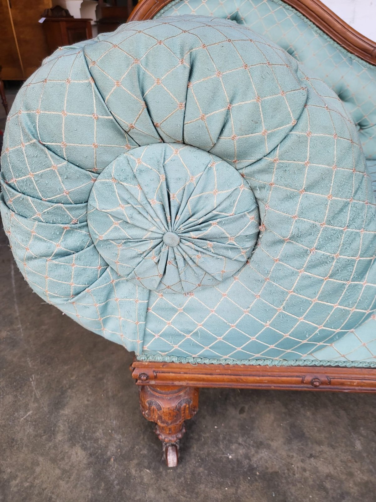 Antique Victorian chaise longue sofa carved legs castors
