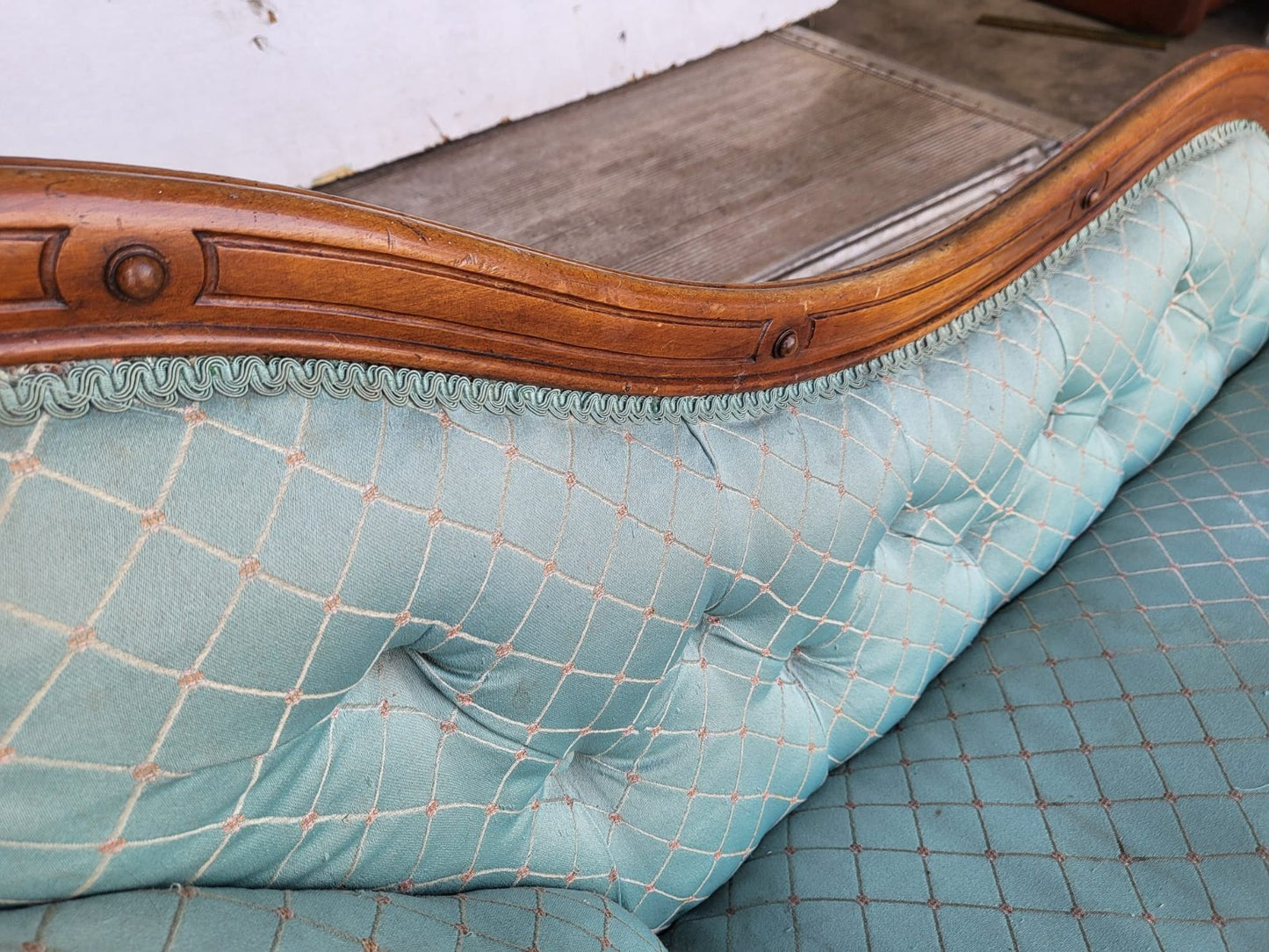 Antique Victorian chaise longue sofa carved legs castors