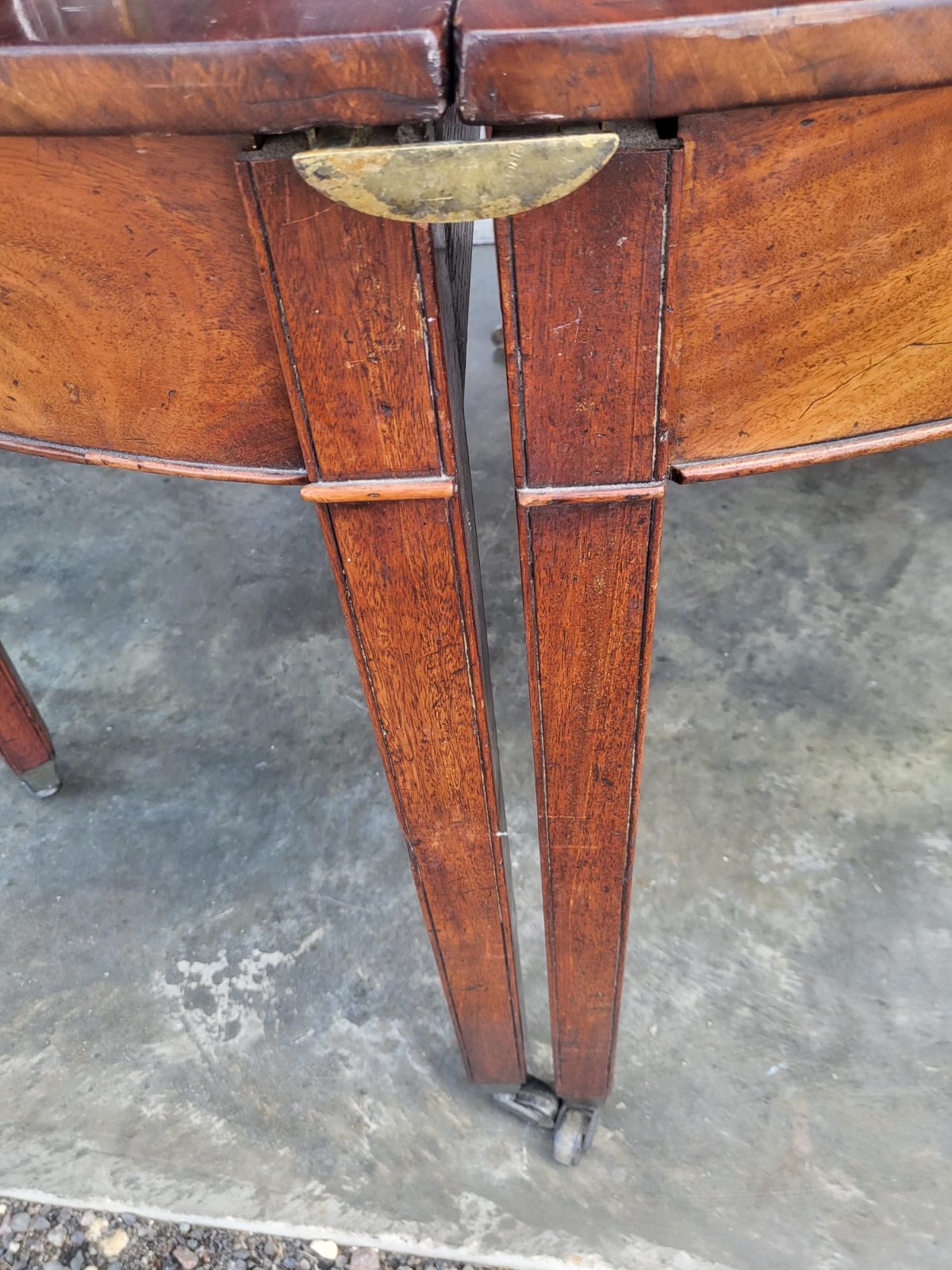 Antique Georgian mahogany round dining table 2xD end tables seat 6