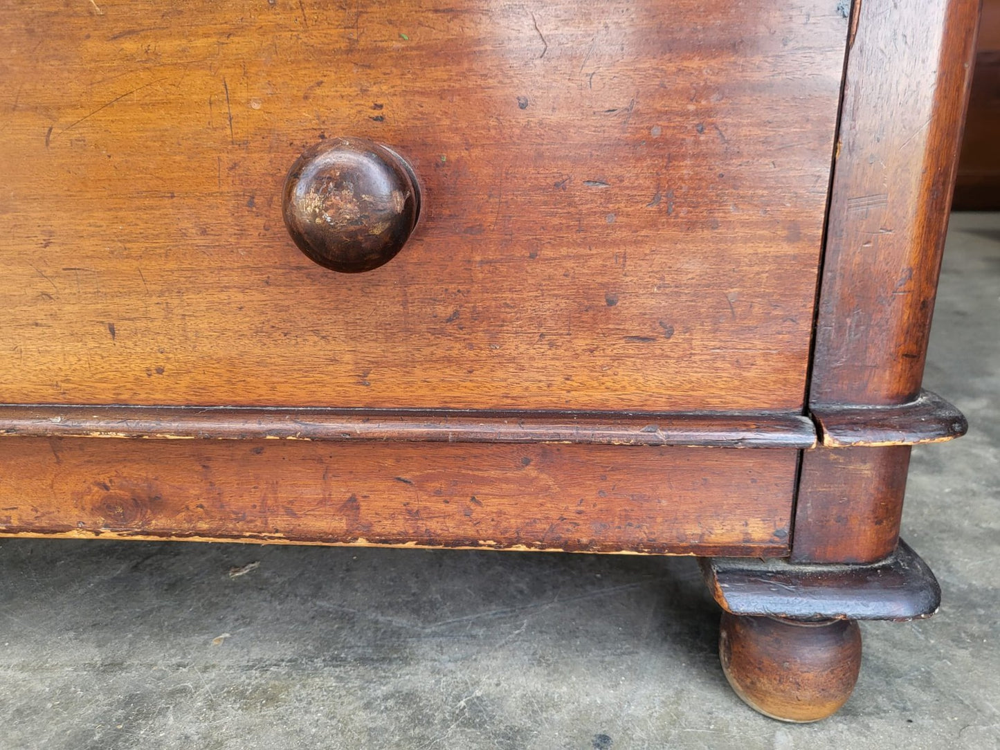 Antique Victorian 2 over 3 chest of drawers knob handles