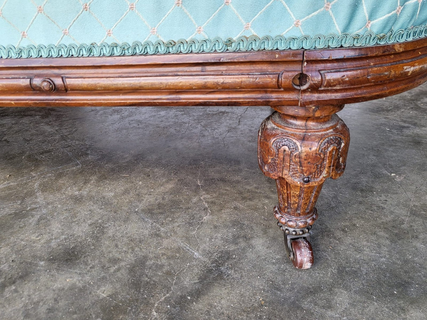 Antique Victorian chaise longue sofa carved legs castors