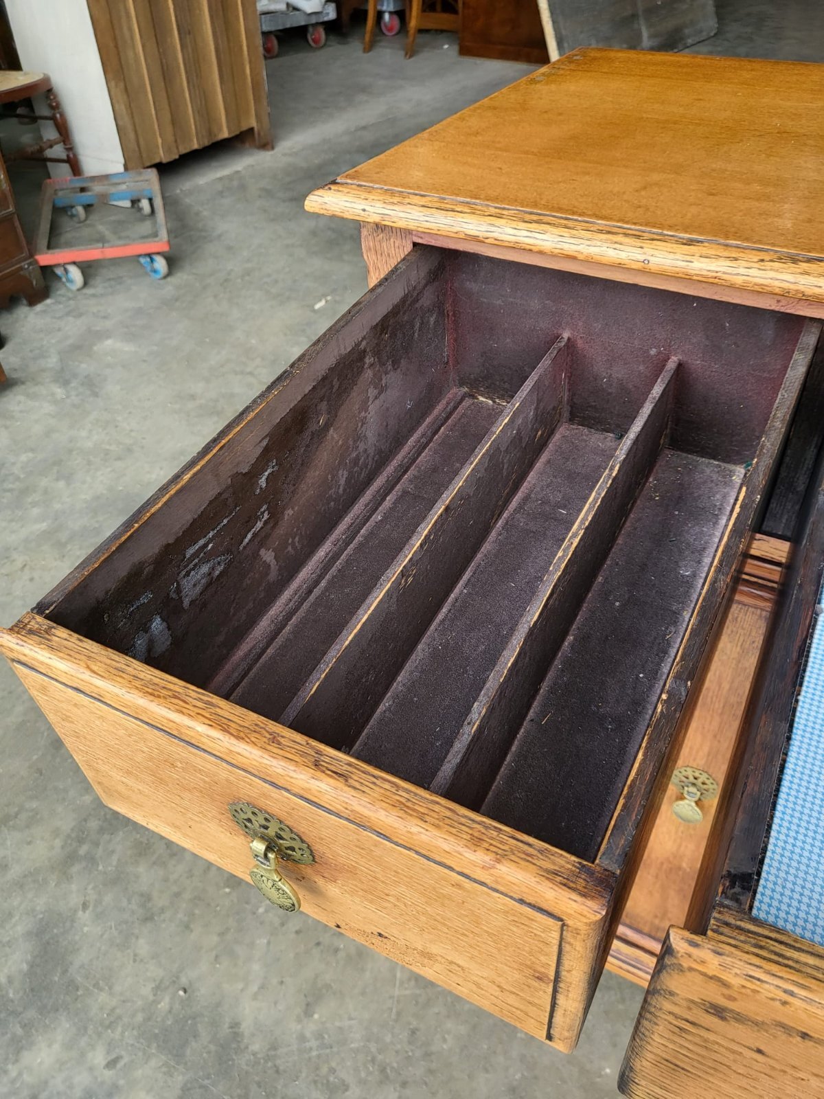 Antique Deco 1930 oak 3 drawer 2 door sideboard cupboard
