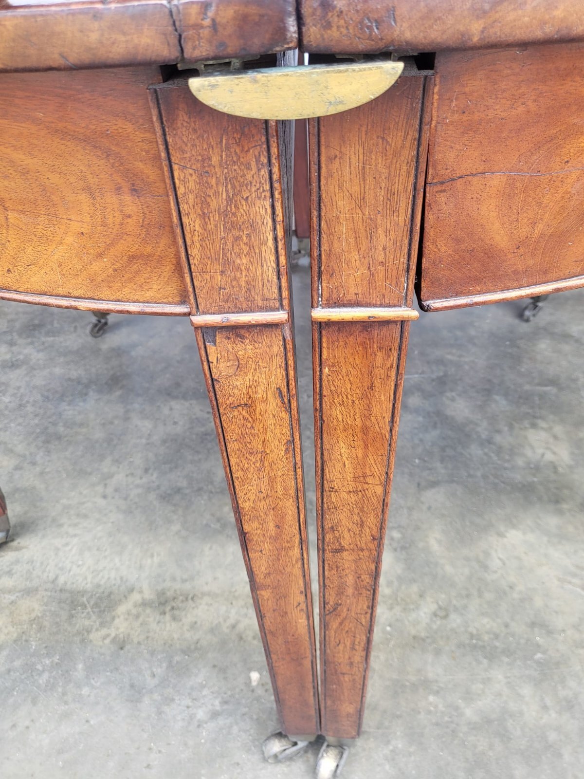 Antique Georgian mahogany round dining table 2xD end tables seat 6