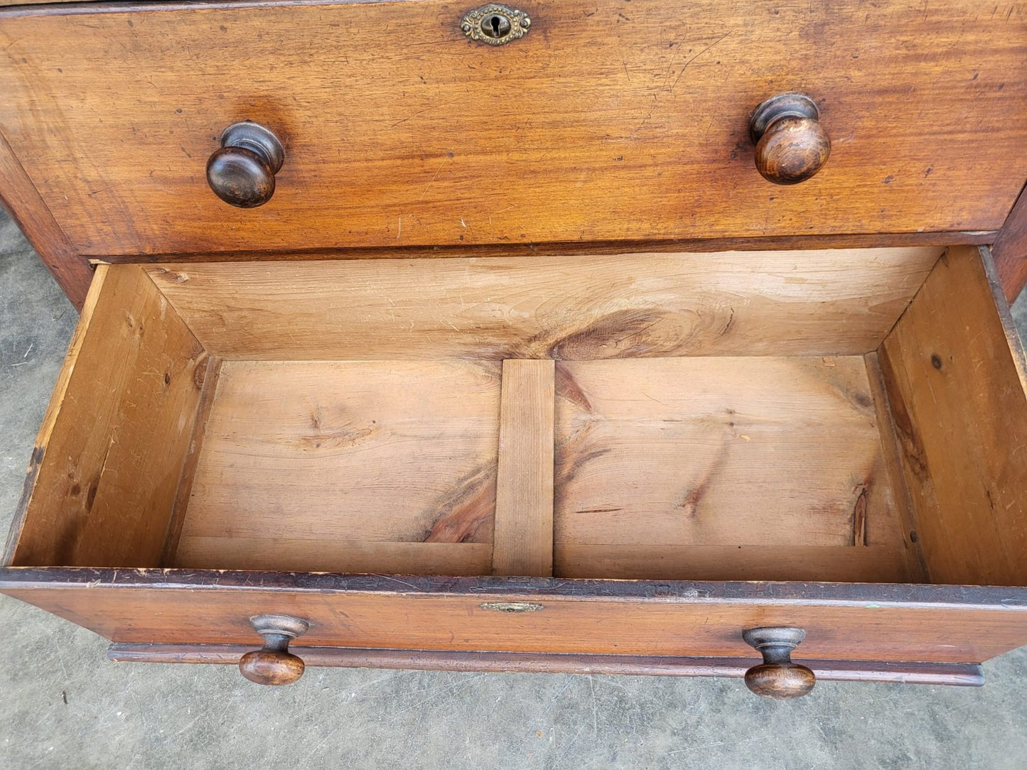 Antique Victorian 2 over 3 chest of drawers knob handles