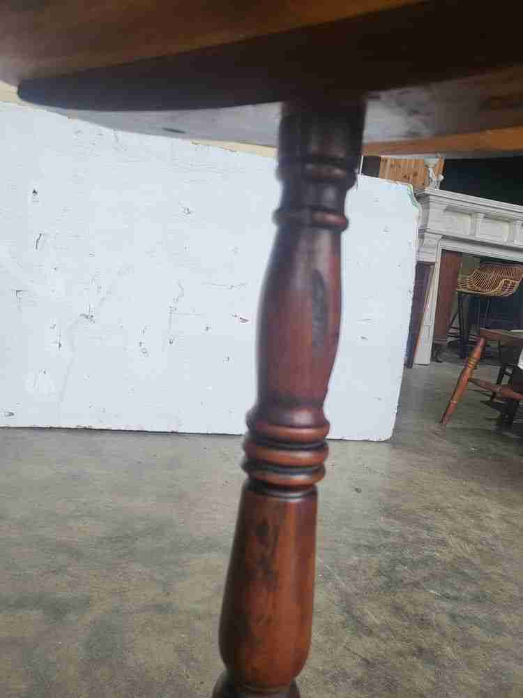 Antique Georgian round tripod pod side end lamp table