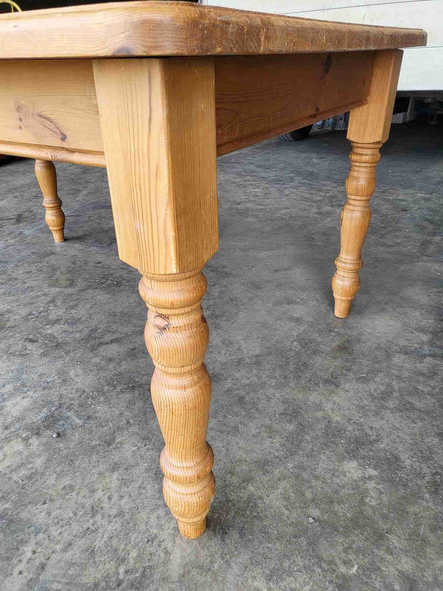Pine kitchen dining table turned legs seat 6