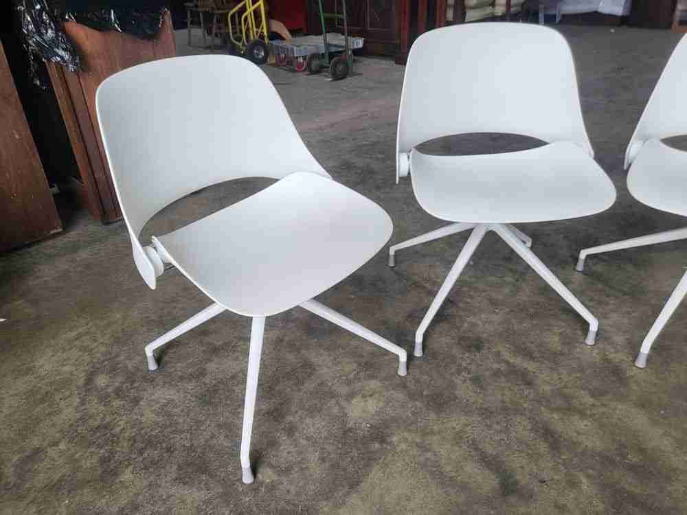 Six Humanscale Trea white 4 metal legs office dining chairs