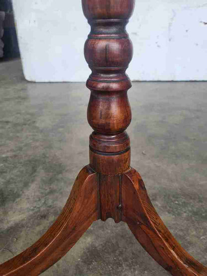 Antique Georgian round tripod pod side end lamp table