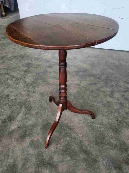 Antique Georgian round tripod pod side end lamp table