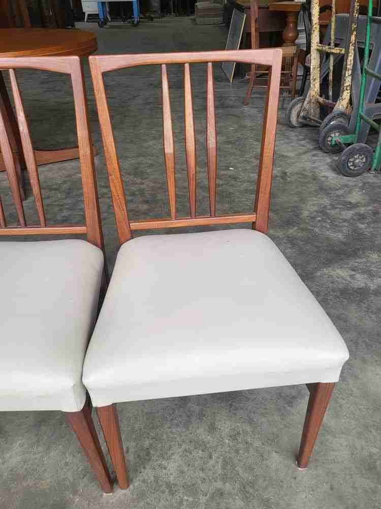Vintage 20thC round teak pedestal dining table + 4 dining Chairs